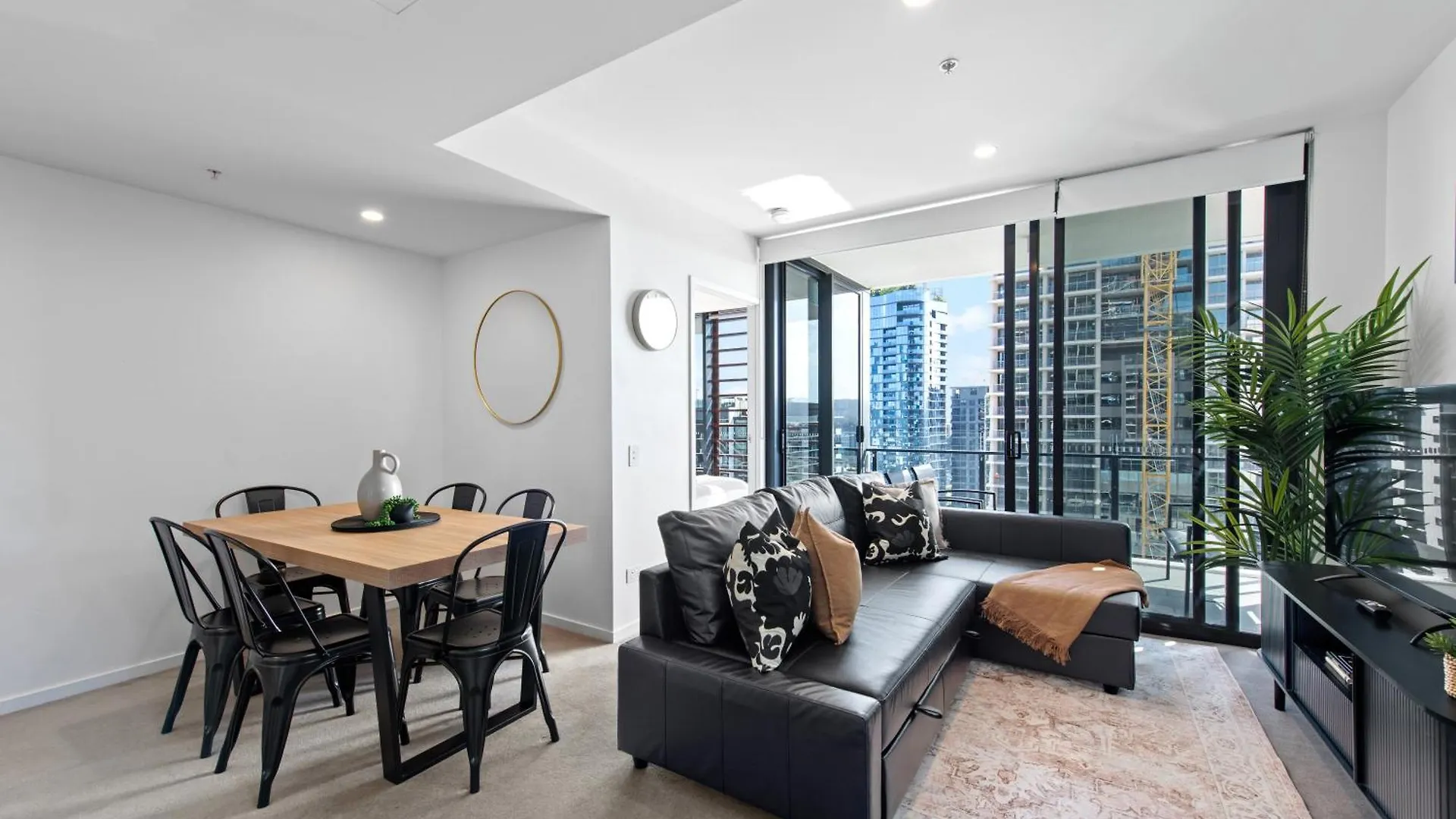 Stunning Mountain Views & Brisbane'S Best Location Brisbane